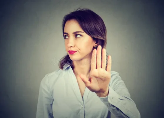 mujer-enojada-que-da-charla-al-gesto-de-mano-96487051